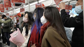 上海的地铁 一群年轻人用歌声传递爱…