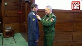 俄防长向拦截美无人机的飞行员授予“勇气勋章”