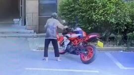 “老人故意推倒摩托车”索赔案一审宣判