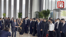 巴西總統盧拉抵達新開行總部 和羅塞夫親切擁抱