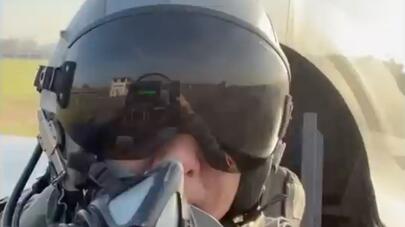 台军上校带头违规 驾驶F-16时机舱内自拍传朋友