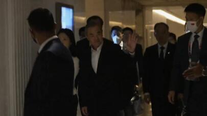 各国外长与媒体的互动 王毅是媒体追逐的焦点