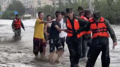 房山区出现洪水有群众被困 武警手拉手及时疏散