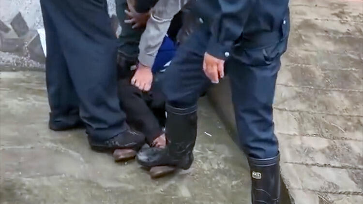 网曝“女子被住建局保安踩在脚下” 3人被行拘