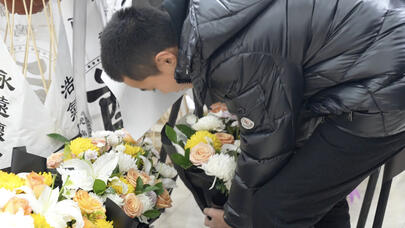 佳木斯体育馆遇难者生前好友献花吊唁 失声痛哭