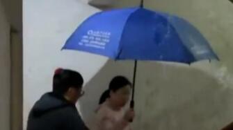 哭笑不得！楼道里面撑雨伞…