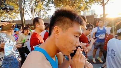 上海马拉松的特殊跑者：全盲的他跑完全程