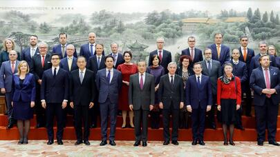 王毅在北京集体会见欧盟及各成员国驻华使节