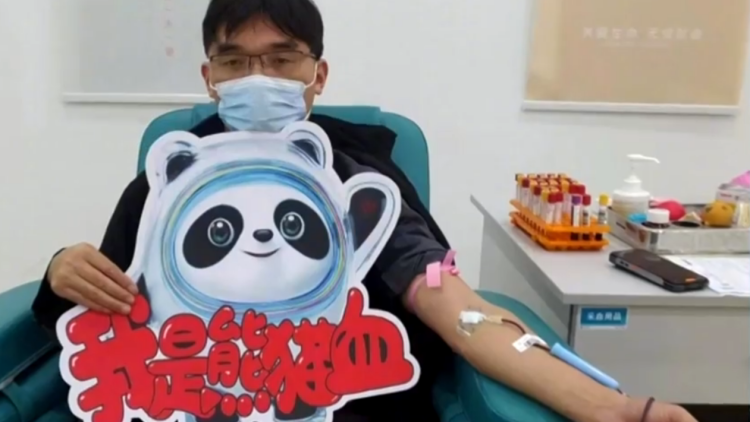 "熊猫血"男子22年献血8700毫升_看看新闻网