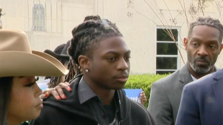 将州长告上法庭_美国一黑人学生不满学校要求他剪短发 将州长及州司法