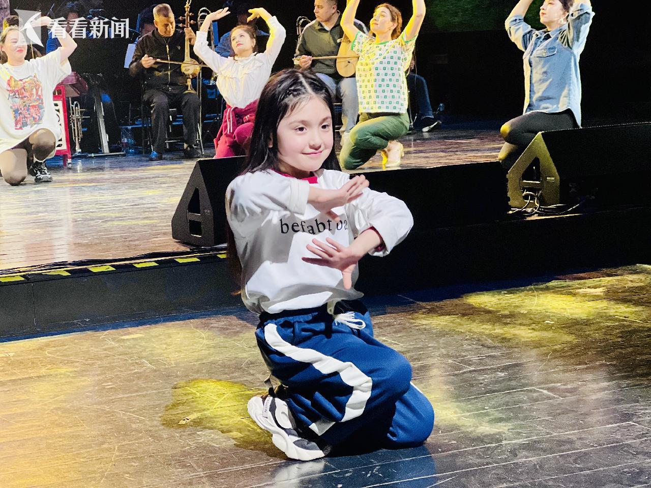 表演者正是来自新疆莎车县的6岁女孩古丽娜孜·阿力木江,身着一套轻便