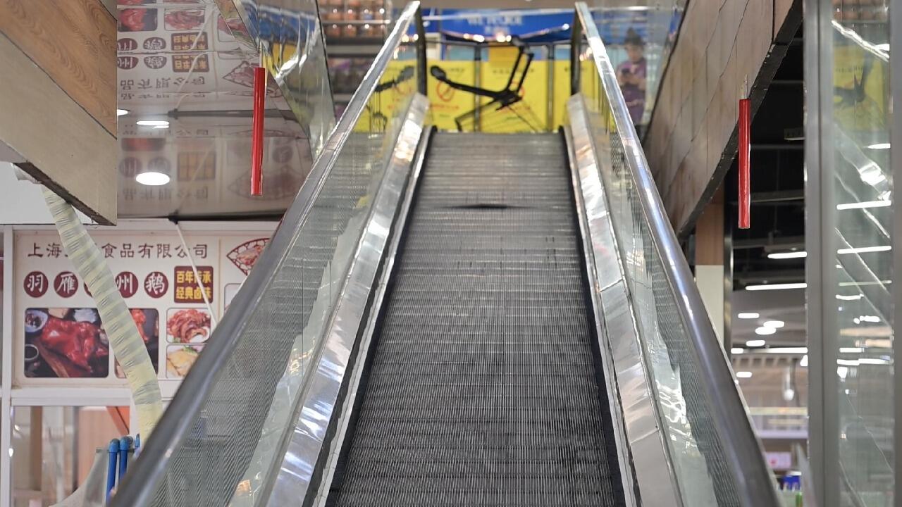 奉贤一超市电梯"卷人" 涉事商场老板回应_看看新闻网
