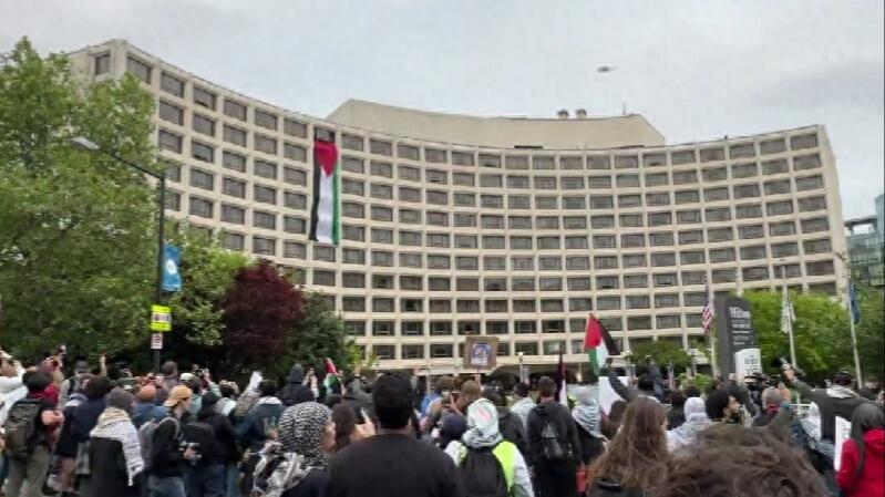 美国反以抗议者涌入白宫记者晚宴举办地_看看新闻网