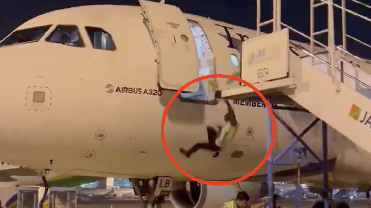 印尼地勤人员从飞机舱门坠落 舷梯被人违规撤走