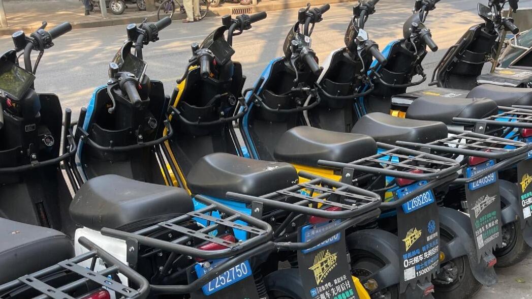 上海街头惊现"共享电动车" 给谁用的?