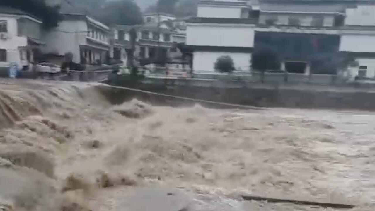 信阳暴雨河水暴涨道路被淹 多家景区临时关闭