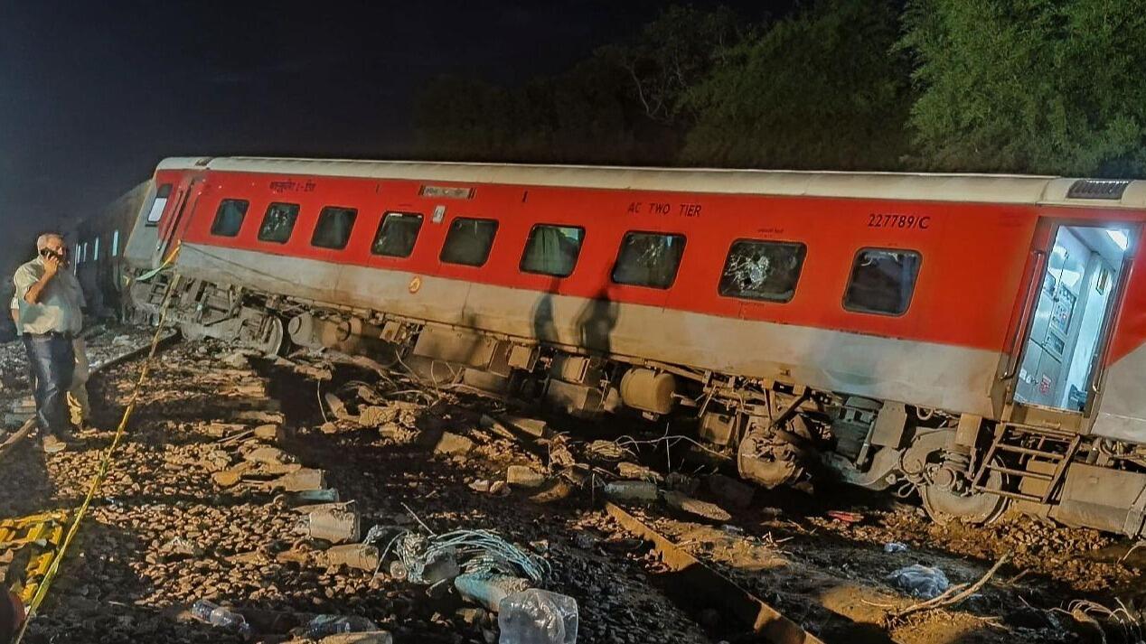 印度北方邦列车脱轨事故已致4死多伤