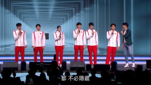 中国游泳队运动员合唱《孤勇者》
