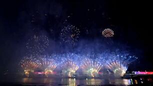 迎接2025 上海宝山滨江举行烟花秀