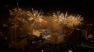 泰国曼谷在湄南河畔举办跨年烟花秀