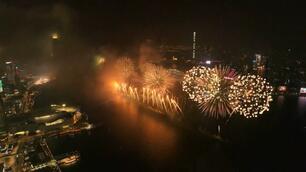 “幸福乐章”点亮维港 中国香港喜迎新年