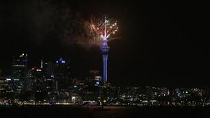 迎新年 奥克兰天空塔上演烟花秀