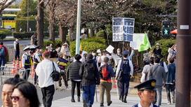 日本抗议民众：高市必须向中国道歉！