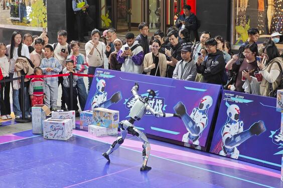 上海“五一”假期游人如织 线上线下消费增长7.7%