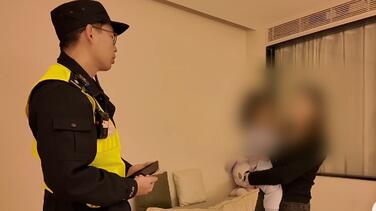 外国女子遇邻里纠纷 民警一口流利英语成功化解