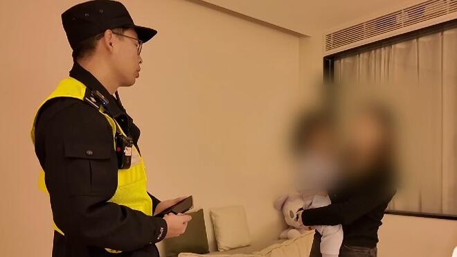 外国女子遇邻里纠纷 民警一口流利英语成功化解