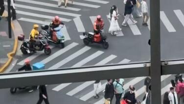 上海市中心路口一幕刷屏 外卖小哥自觉下车推行