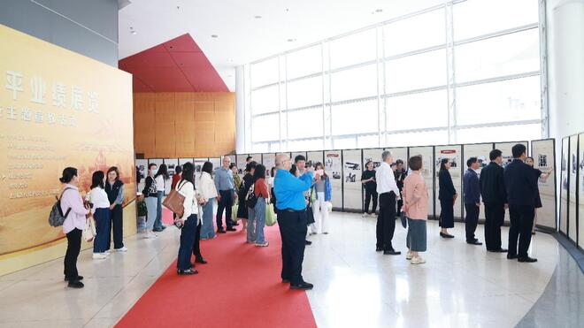 60米展线讲述伟人一生 陈云生平业绩展走进高校
