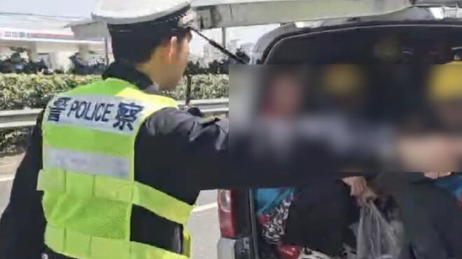 核载7人硬塞13人 超员86%面包车司机被罚