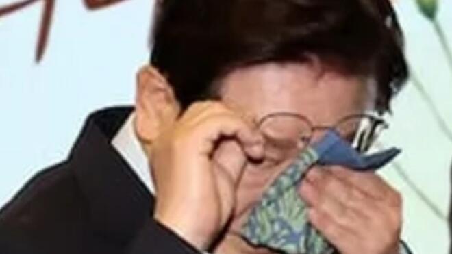 韩国政坛罕见一幕：李在明等三名政要同日落泪