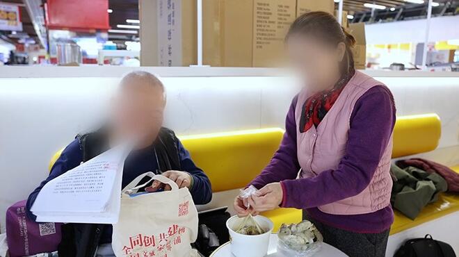 超市偶遇保姆！上海爷叔认她当干女儿还要送房产
