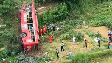 广西梧州发生公交坠桥事故 6人均已脱困送医