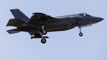 又一架!美F-35战机在阿曼湾上空请求紧急降落