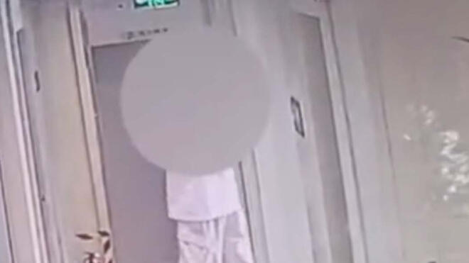 陌生男子突然开门！酒店女住客洗完澡没穿衣服