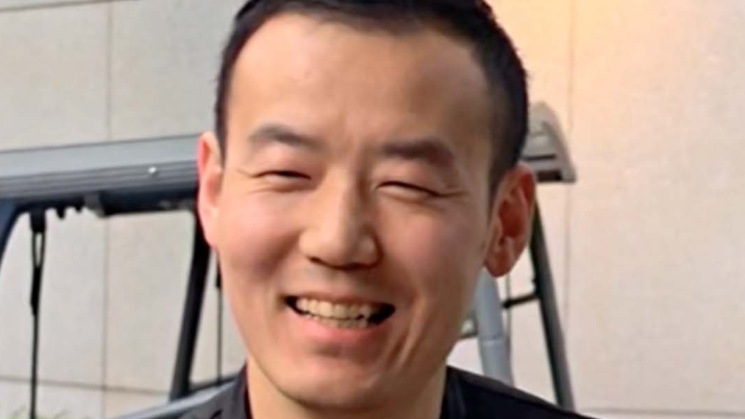“狂拽”主厨吸引阿姨妈妈打卡 被问有没有结婚?