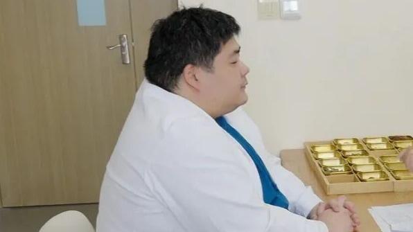 “重磅”医生走红 曾一年长胖100斤