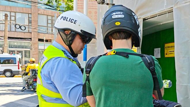 法律面前不分国籍 上海民警用英语规范执法获赞