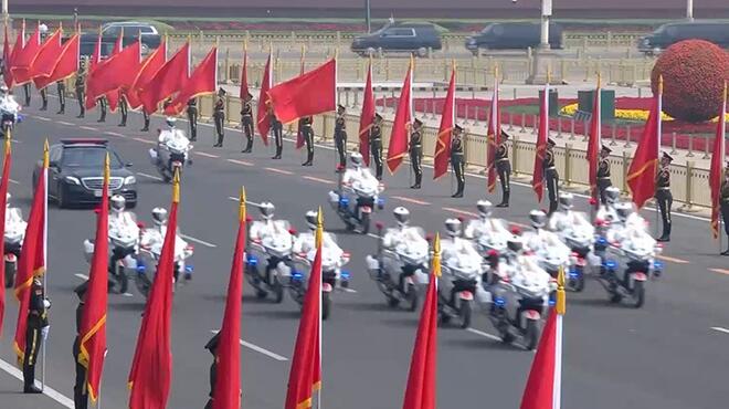 现场直击特朗普访华车队  中国铁骑太帅了！