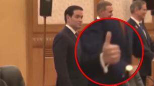 鲁比奥对着人民大会堂天花板竖起大拇指！