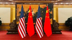 出席欢迎仪式 特朗普系红领带与中方人员握手