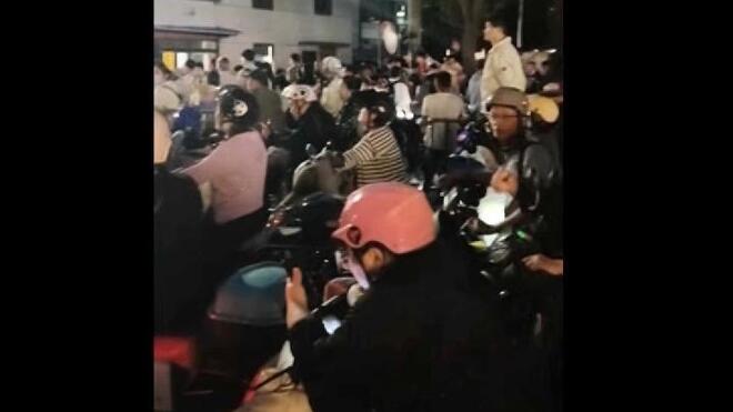 事发上海晚高峰！一火车突然抛锚路口……