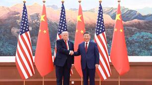 习近平同美国总统特朗普握手合影