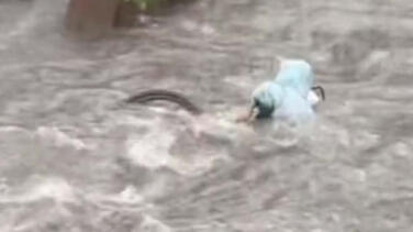 暴雨天一小孩差点被冲走 多名外卖小哥狂奔救人