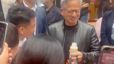 黄仁勋现身南锣鼓巷！被投喂豆汁面露难色