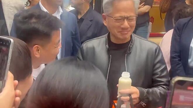 黄仁勋现身南锣鼓巷！被投喂豆汁面露难色