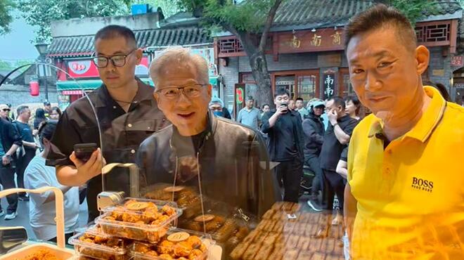 黄仁勋认证这家炸酱面好吃 又去买了人气糕点